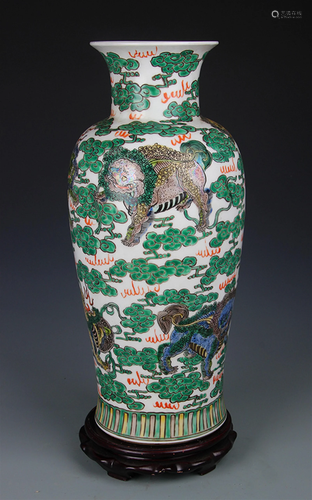 A SAN CAI COLOR LION PLAYING PORCELAIN VASE