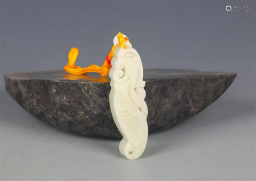 A FINELY CARVED HETIAN GREENISH WHITE JADE PENDANT