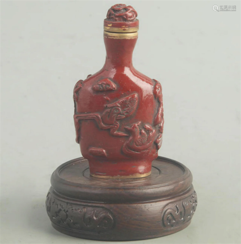 A FINE CARVED LACQUER LOTUS CARVING SNUFF BOTTLE
