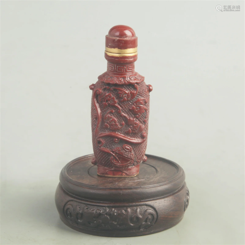 A FINE CARVED LACQUER BAT PATTERN SNUFF BOTTLE