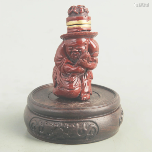 A FINE CARVED LACQUER FISHERMAN FIGURE SNUFF BOTTLE