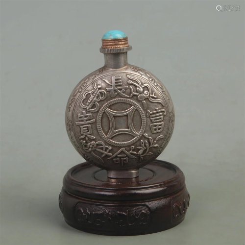 A FINELY CARVED BRONZE SNUFF BOTTLE