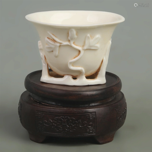 A FINE DEHUA KILN PLUM FLOWER PATTERN PORCELAIN CUP