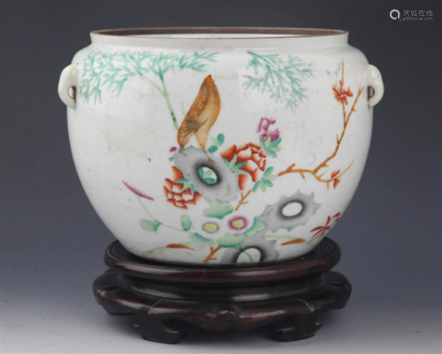 A COLORFUL PAINTED PORCELAIN ROUND JAR