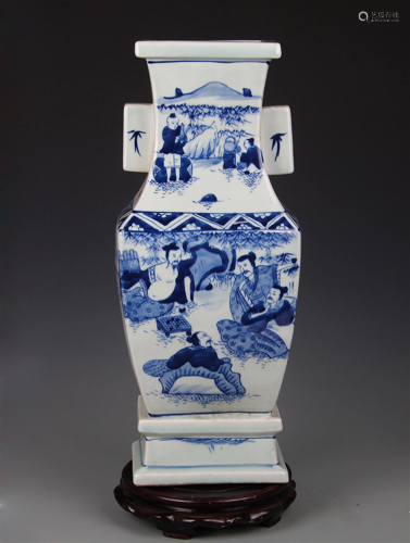 A FINE BLUE AND WHITE CHARACTER PATTERN VASE