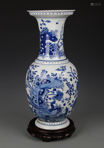 A FINE BLUE AND WHITE PONEY FLOWER PATTERN VASE