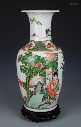 A FINE FAMILLE VERTE CHARACTER PATTERN VASE