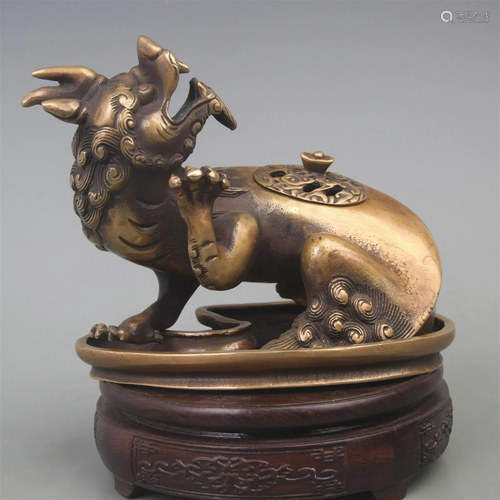 A FINE ANIMAL SHAPED BRONZE INCENSE BURNER