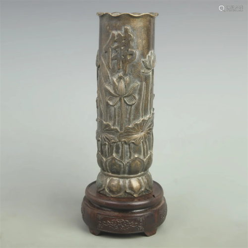 A FINELY CARVED BRONZE LOTUS CARVING INCENSE HOLDER