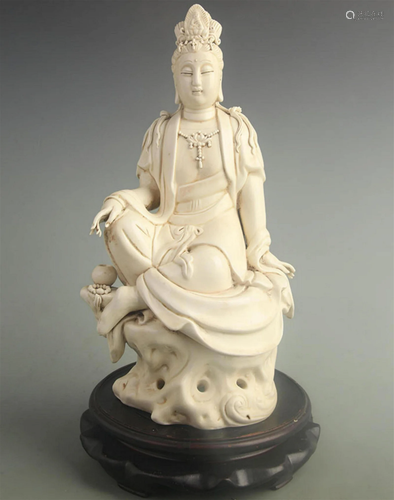 A FINE DE HUA KILN GUAN YIN STATUE