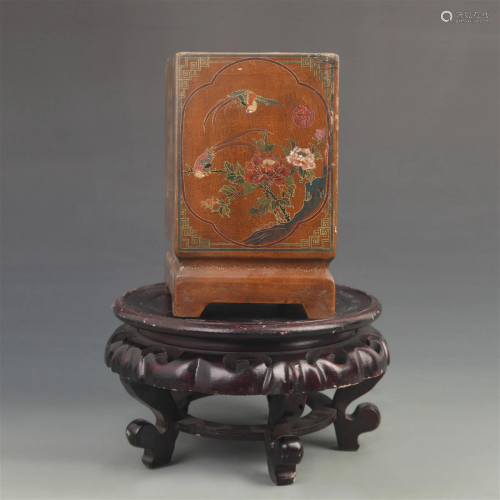 A FINE CHINESE LACQUER PAINTED FLOWER PATTERN PEN HOLDER