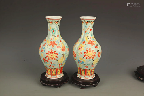 A FINE FAMILLE ROSE FLOWER PATTERN PORCELAIN VASE