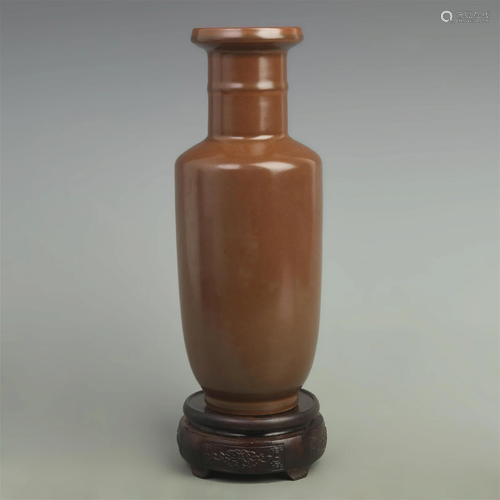 A FINE BEAN SAUCE COLOR PORCELAIN VASE