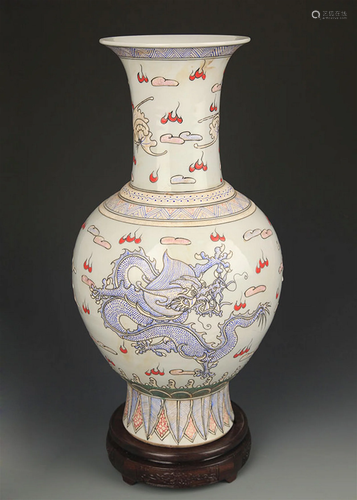 A FAMILLE ROSE DRAGON PAINTED PORCELAIN VASE