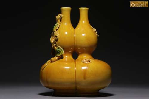 In the Qing Dynasty, plain tri-color bottle with gourd