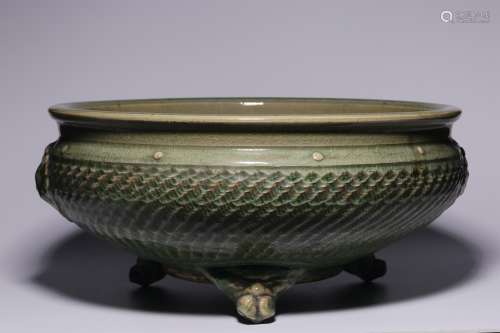 In the Ming Dynasty, longquan had a big censer with two beas...