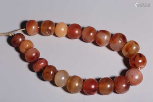 In the Qing Dynasty, agate beads were held in hand