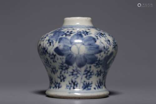 Qing Dynasty, Kangxi blue and white twined flower pattern da...