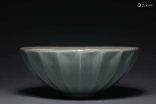 Lotus petal bowl in Longquan, Qing Dynasty