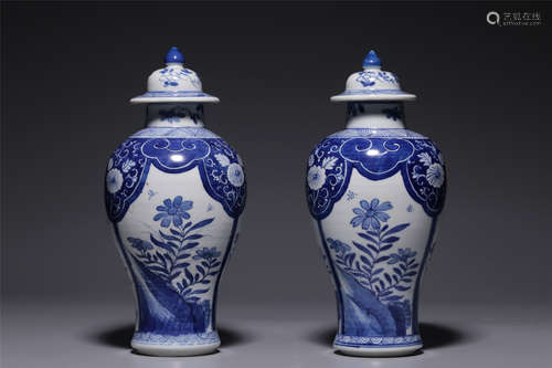 Qing Dynasty, a pair of blue and white flower patterns cover...