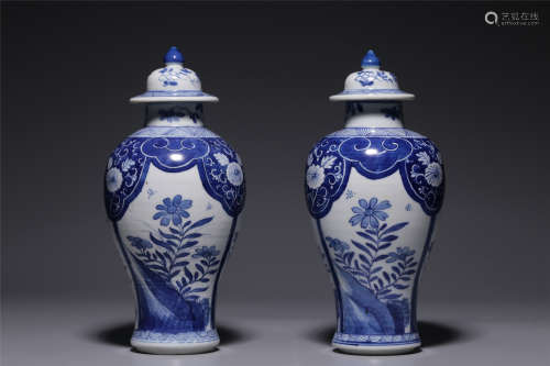 Qing Dynasty, a pair of blue and white flower patterns cover...