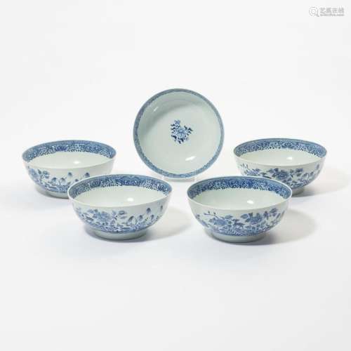 A SET OF FIVE LARGE CHINESE BLUE AND WHITE BOWLS QIANLONG PE...