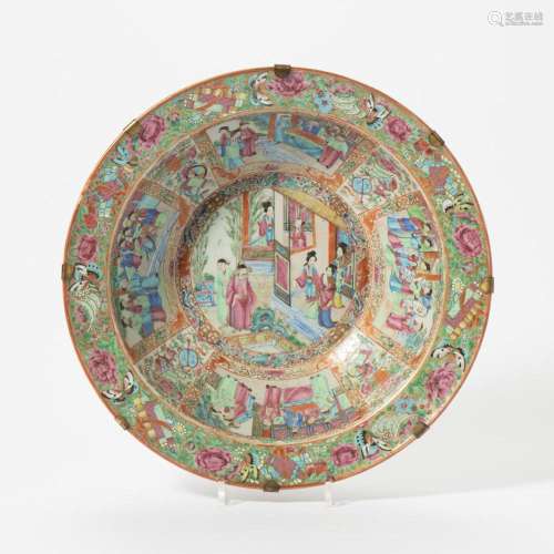 A CHINESE CANTON FAMILLE ROSE BASIN 19TH CENTURY