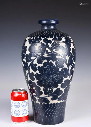 A Cizhou Style Sgraffiato Blue-Glazed Vase