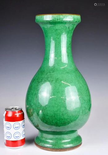 A Green Crackle-Glazed Vase