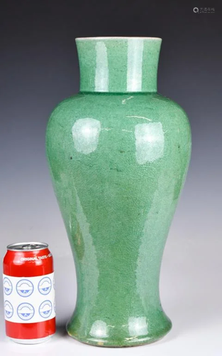 A Green Crackle-Glazed Vase