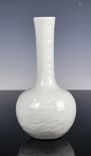 A White-Glazed Crackled Bottle Vase