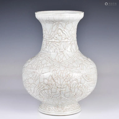 A Crackled White Glaze Vase