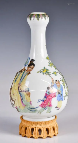 A Falangcai Garlic-Mouth Bottle Qianlong Mark