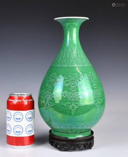 A Green-Glazed Incise Yuhuchun Vase Yongzheng Mark