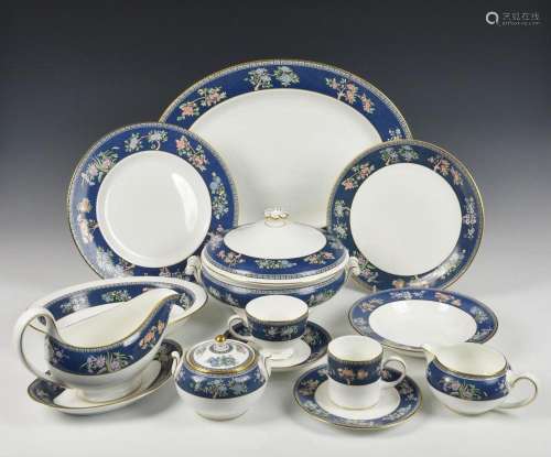 A large collection of Wedgwood "Blue Siam" pattern...