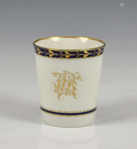An early 19th century Worcester beaker of plain, tapered for...