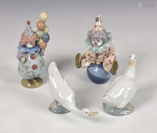 Two Lladro Clown figurines 5811 and 5813; together with two ...