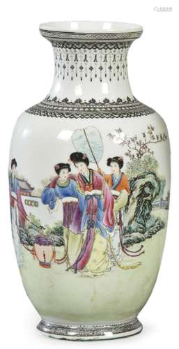Chinese porcelain vase with polychrome enamels with "Qu...