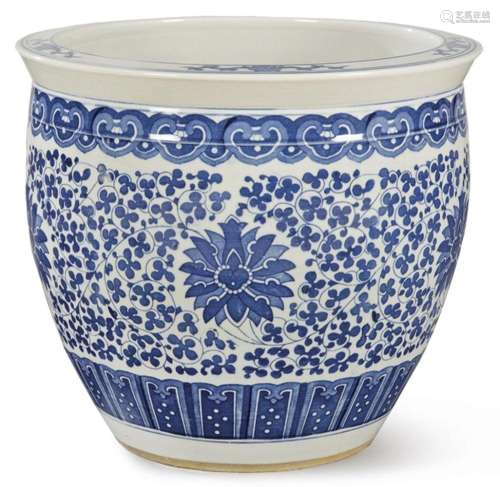 Blue and white Chinese porcelain fishbowl S. XX.
