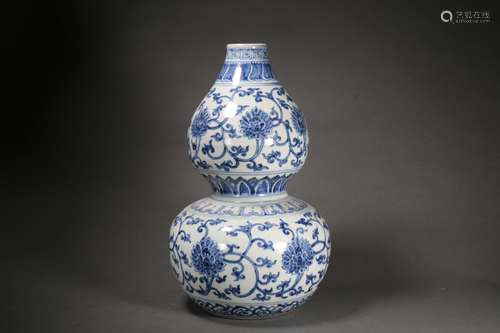 Blue and White Interlocking Lotus Double-Gourd-Shaped Vase