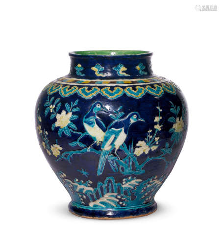 十七世纪 珐华彩双鹊鹦鹉花蝶纹大罐