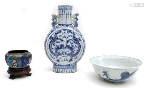 A group of three Chinese items, comprising a blue and white ...