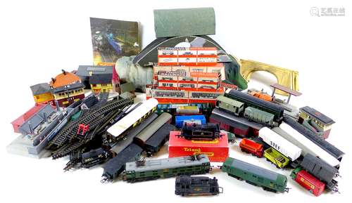 A collection of OO gauge model railway, including a boxed Tr...