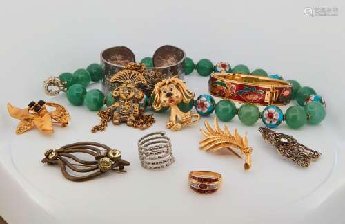 50 Lot de bijoux fantaisies, pierres dures, bracelet émaillé...
