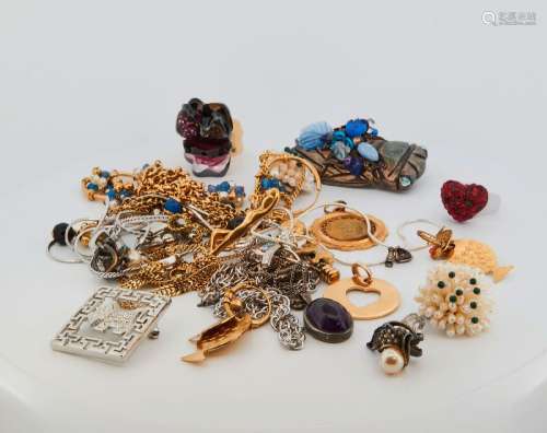 62 Lot de bijoux fantaisies dont bagues Swarovski, Gas , sty...