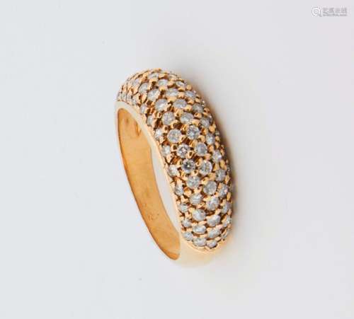 68 Bague boule en or jaune et pavage de 75 diamants, tour de...