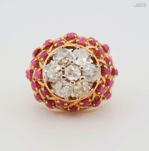 150 Bague boule en or jaune sertie d'un fleuron  de sept dia...