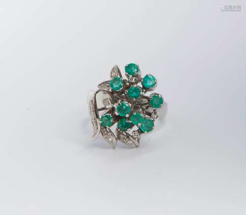 154 Bague bouquet en or gris, petites émeraudes et diamants,...