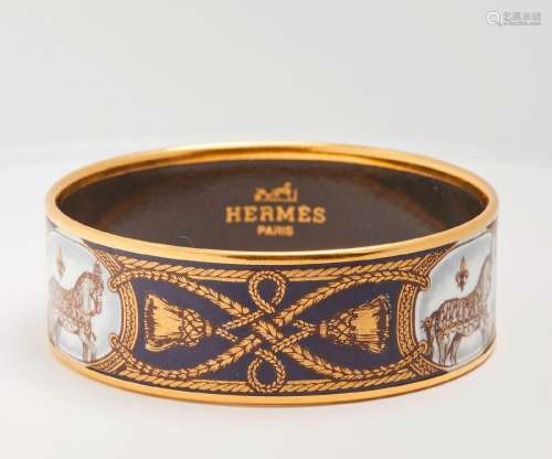 173 HERMES : bracelet émaillé à chevaux caparaçonnés et cord...