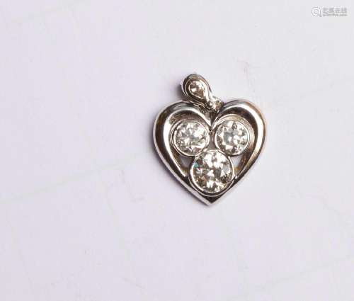 179- Pendentif coeur serti de trois diamants 2 x 0,80 ct et ...